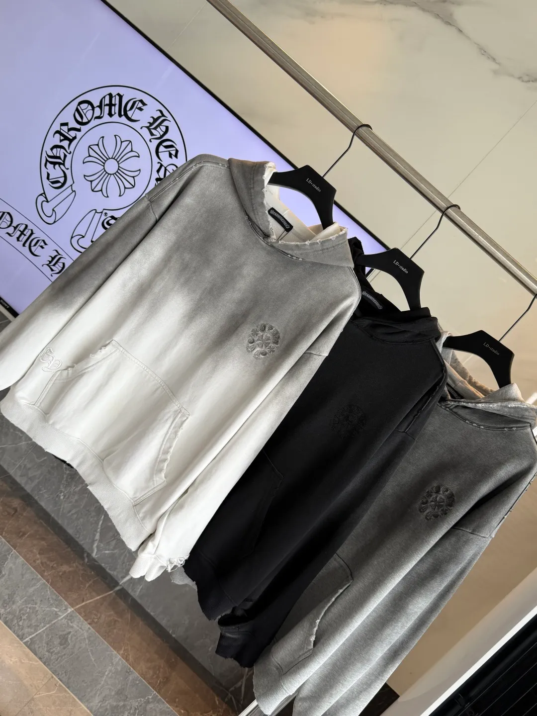 P330 🔥🔥🔥ceiling level 𝗖𝗵𝗿𝗼𝗺𝗲 𝗛𝗲𝗮𝗿𝘁𝘀/Cro Heart 2025 cross patch embroidery summer new original single counter American acid washed distressed laser burnt patch embroidery couple casual hooded sweatshirt 👑The highest version! Customized fabric 440g tripe terry fabric! American acid-washed and distressed original fabric laser burnt ✟appliqué embroidery and exquisite embroidery of letters! The best-selling model at the counter. It is very comfortable to wear. It is low-key yet luxurious. It is very classy when worn. The large size and tailoring are needless to say. The upper body is exquisite and vivid. 👍High-end first-class materials. A truly palace-level product. The cotton from Turkey is of outstanding quality. After heavy washing, the clothes are very soft! Not picky, the upper body is absolutely stylish and extremely luxurious. Auxiliary materials: The original model has been authenticated and labeled ➕100% silk washed with water label. Genuine purchase-grade original hangtag➕matching hanging rope➕3D hanging beads➕original packaging bag. Craftsmanship: The original version has consistent wiring! The highest version of the armhole matching technique! Countless times of pattern making to 100% restore the original appearance! The correct version is the same for men and women, super eye-catching, super good-looking, and super atmospheric! Color: White Black Royal Blue Size: XS-L
